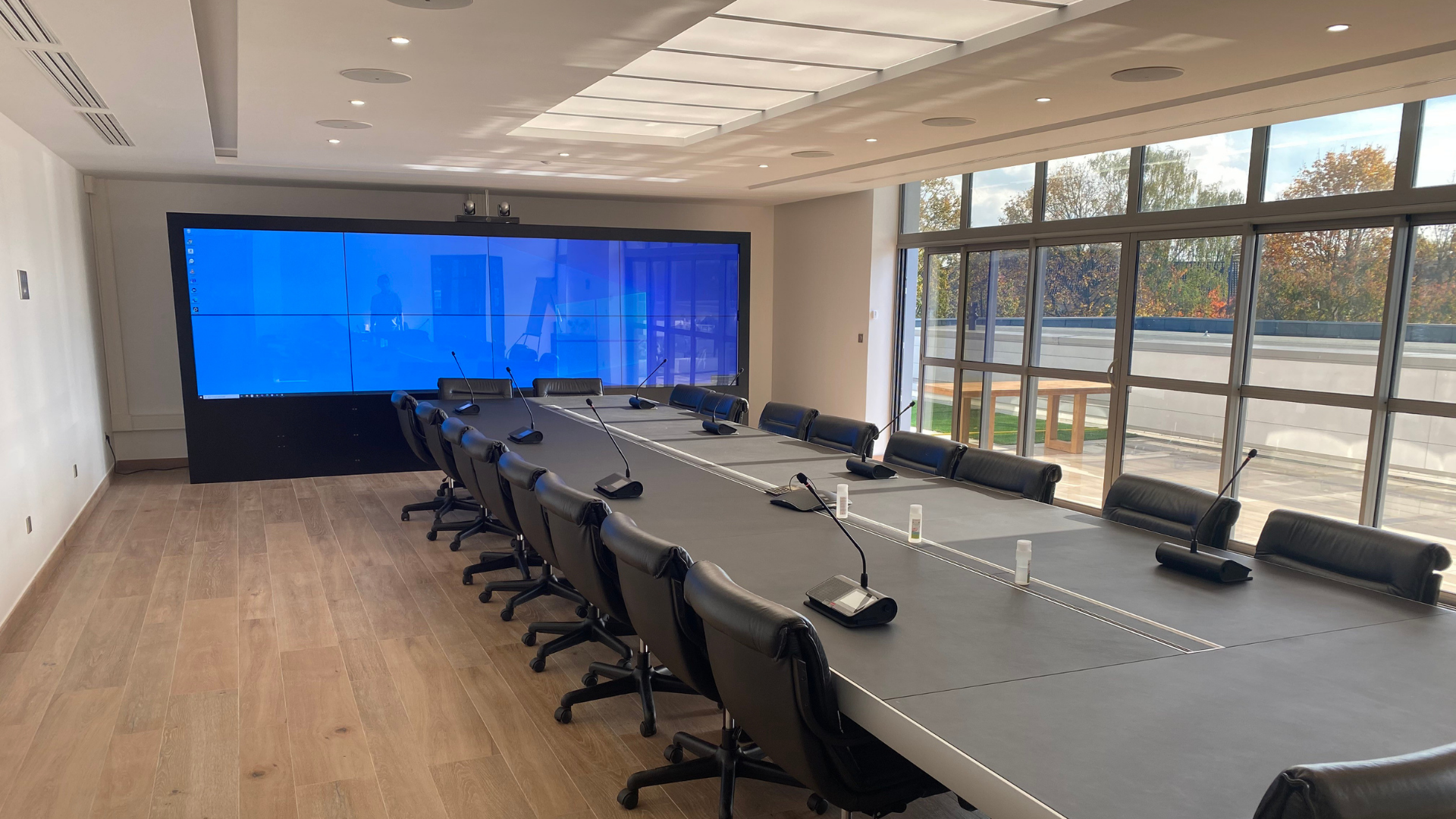Salle de visioconférence avec mur digital tactile