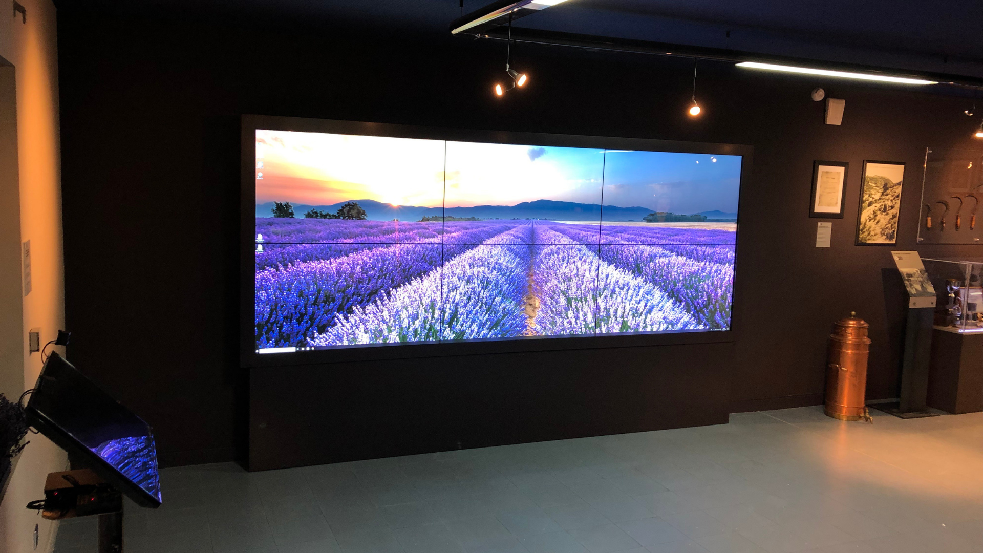 Mur d'image tactile 3x2 55" 4K Musée de la lavane