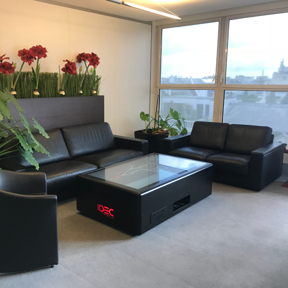 Table basse tactile dans une salle de réception d'entreprise au siège d'IDEC 2