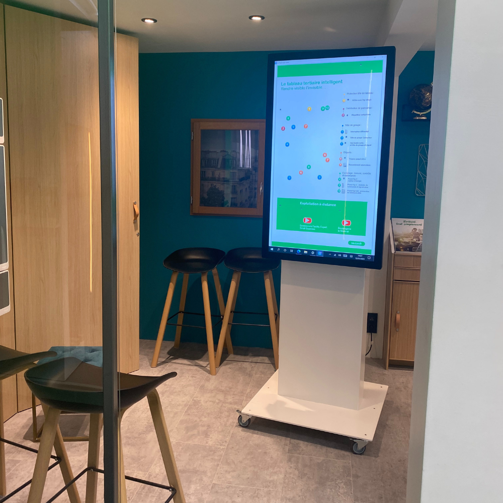 Totem tactile iFIT portrait avec application