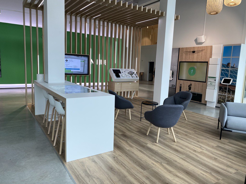 Moniteurs tactiles IIYAMA avec application Mediashow au showroom Schneider Electrics