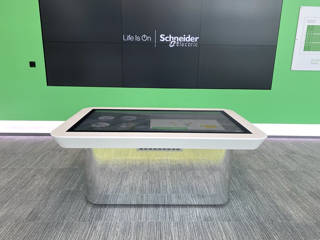 Table tactile avec reconnaissance d'objet et mur d'images tactile 3x3 au showroom Schneider Electric