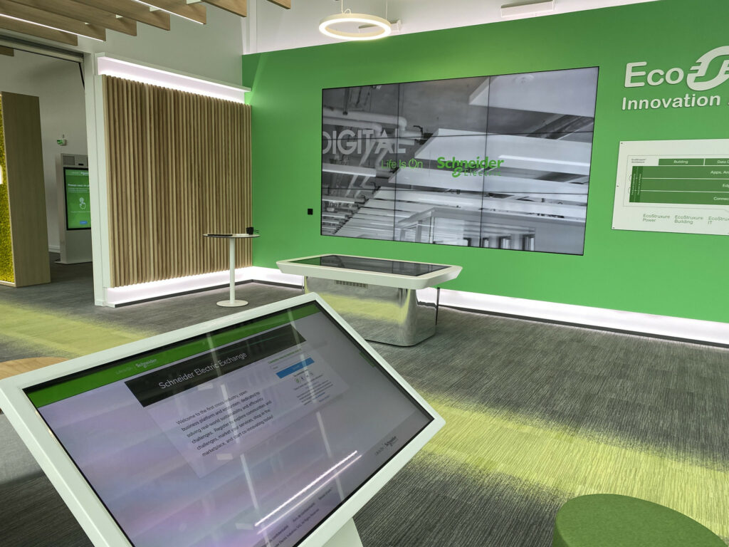 Supports tactiles et mur d'images tactile au showroom Schneider Electrics