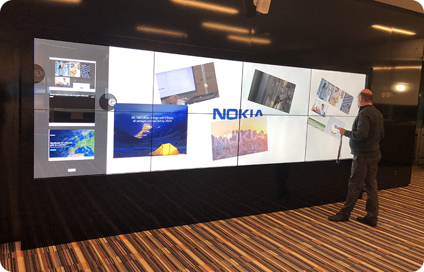 Très large mur digital tactile 4x2 digitalisation de siège d'entreprise NOKIA
