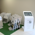 Borne tactile iPOC 22" en magasin de bricolage
