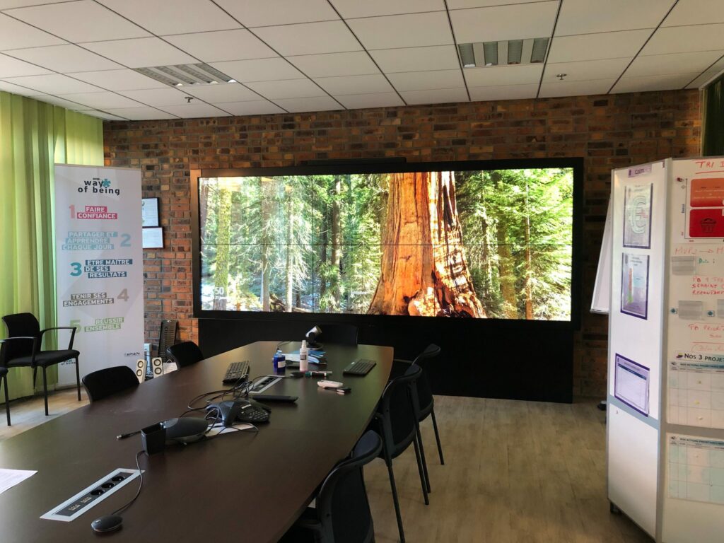 Digitalisation de salle de réunion avec système de visioconférence et mur digital tactile