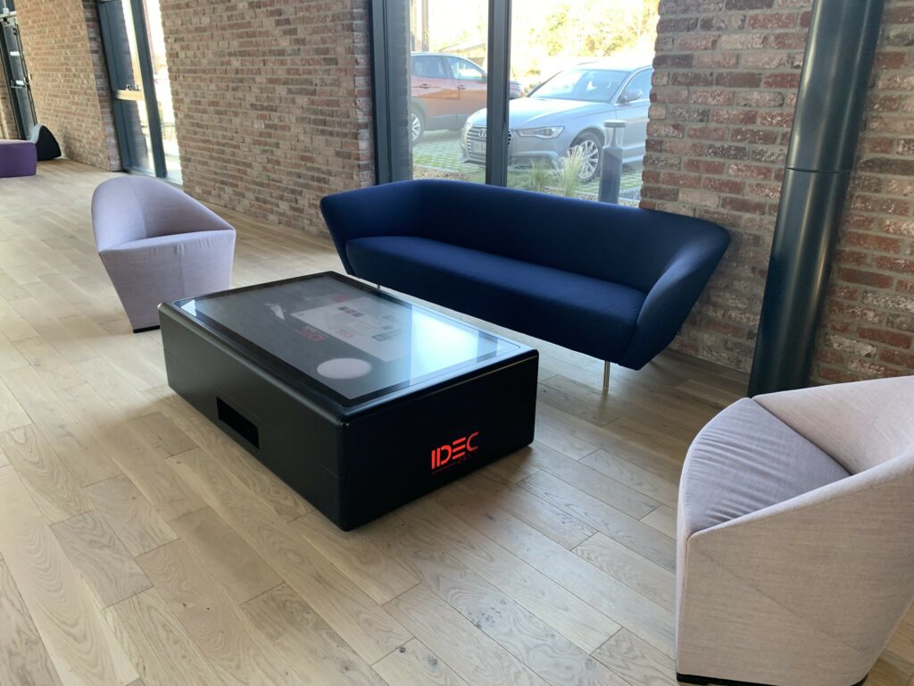Table basse tactile personnalisée pour le groupe IDEC