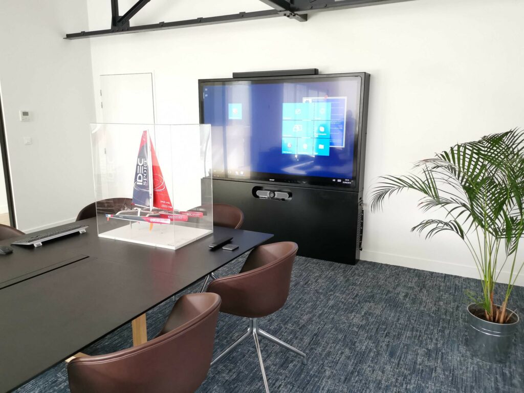 Digitalisation de salle de réunion visioconférence avec mur digital tactile groupe IDEC