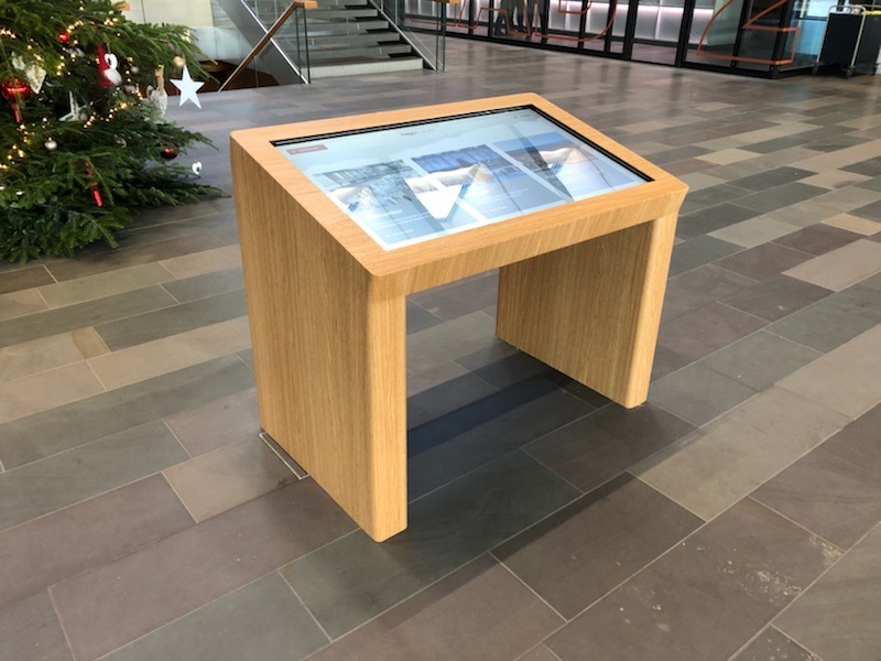 Table tactile NOMAD avec covering en bois au sein du Hager Forum