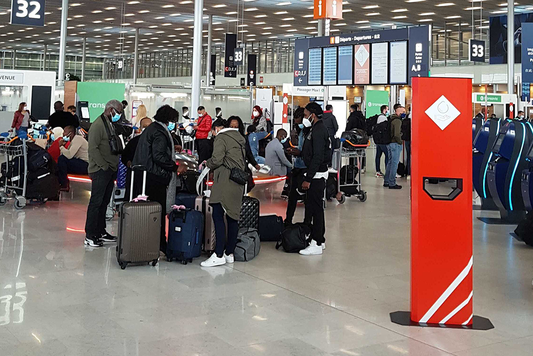 Borne distributrice de gel hydroalcoolique pour les aéroports de Paris