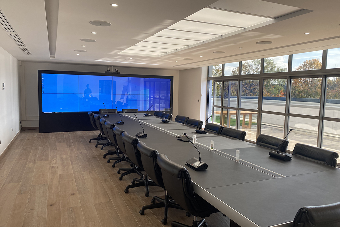 Digitalisation de salle de réunion visioconférence avec mur digital tactile