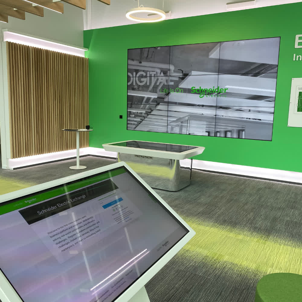 Supports tactiles digitalisation des entreprises Schneider